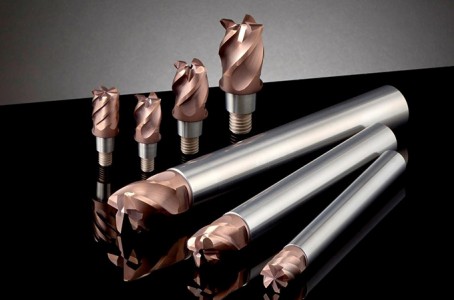 Head-replaceable end mill with rigidity comparable to that of a solid tool