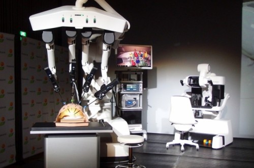KHI and others develop the first surgical support robot in Japan