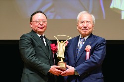 New Year’s Event#2 – The 38th ND Marketing Award goes to Roku-Roku Sangyo President