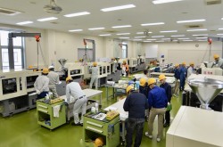 NISSEI resumes hands-on training for injection molding