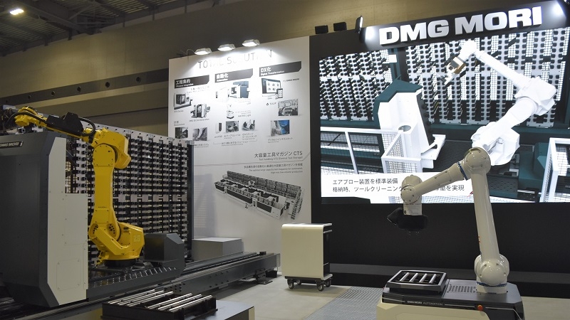 DMG MORI exhibited its guideless self drive robot "WH-AMR5"