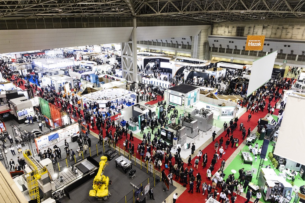 On Friday the 11th, 29,962 visitors (no duplicates), the largest number per day, visited the show. Here is a view of East Hall 4, where machine manufacturers gathered. The aisles were crowded, quite difficult to walk through, showing the popularity of the show.