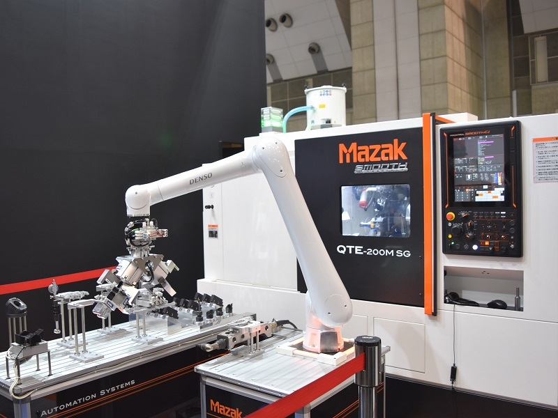 Yamazaki Mazak presented a collaborative robot system that automates setup changeovers.