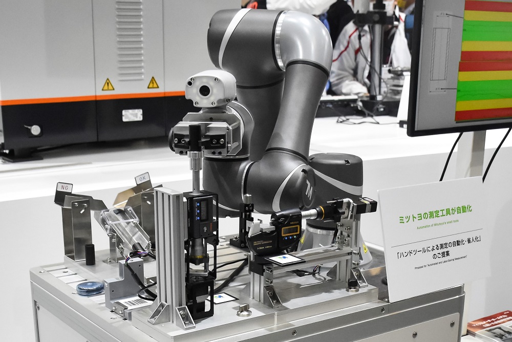 Mitutoyo introduced a package that combines a collaborative robot with a measuring machine.