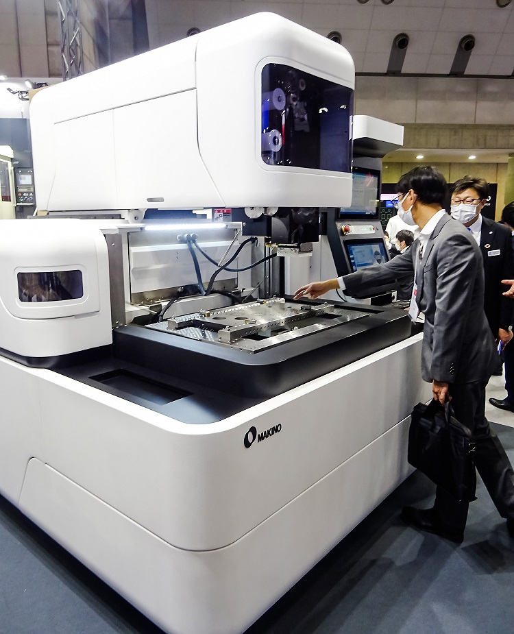 Makino's "UPX600" utilizes fiber-reinforced plastic (FRP) for its cover and expresses curves.