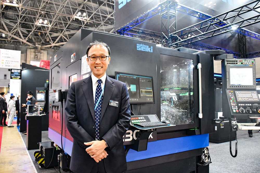 MAKINO SEIKI's "AGE30FX" tool grinder and President Shimizu.