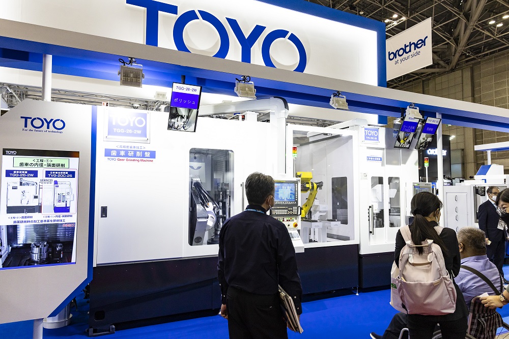 Toyo Advanced Technologies exhibited two machine tools connected by a robot.