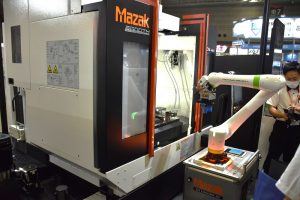 Among the sheet-metal working machines on display, Yamazaki Mazak also exhibited its "VCN-460" machining center.