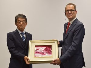 Atsushi Suzuki, President and COO of ENSHU (=right) and Stefan Weber, CEO of SW (=left)  