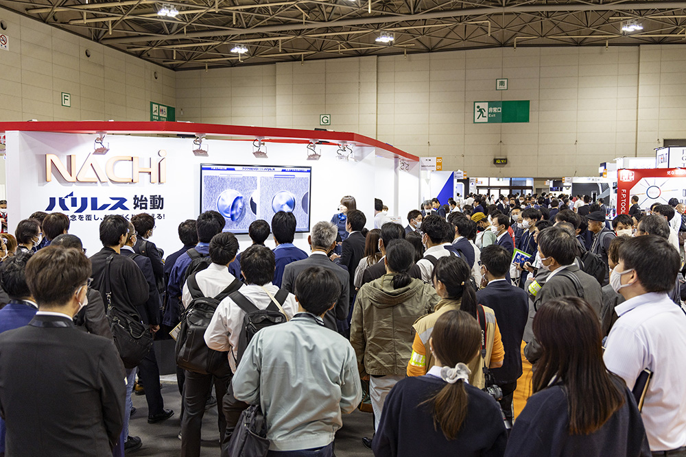 Crowds gathered immediately after the opening of Exhibition Hall 2, where tool manufacturers and other exhibitors displayed their products. 