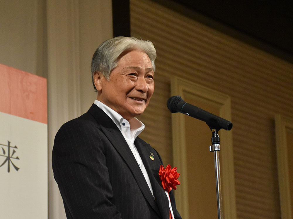 Tochigi Prefecture Governor Tomikazu Fukuda delivering a toast at the reception party, greatly enlivening the venue.