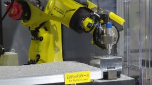 Fanuc's robot demonstrated aluminum machining and attracted attention. 