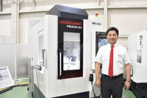 HASEGAWA MACHINE WORKS' new product "PM320-5X" and President Toru Hasegawa. 