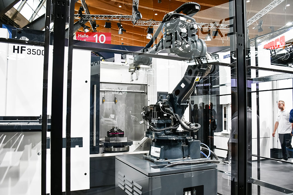 German company HELLER presented an automation solution combining the HF 3500 5-axis horizontal machining center with a robotic cell. 