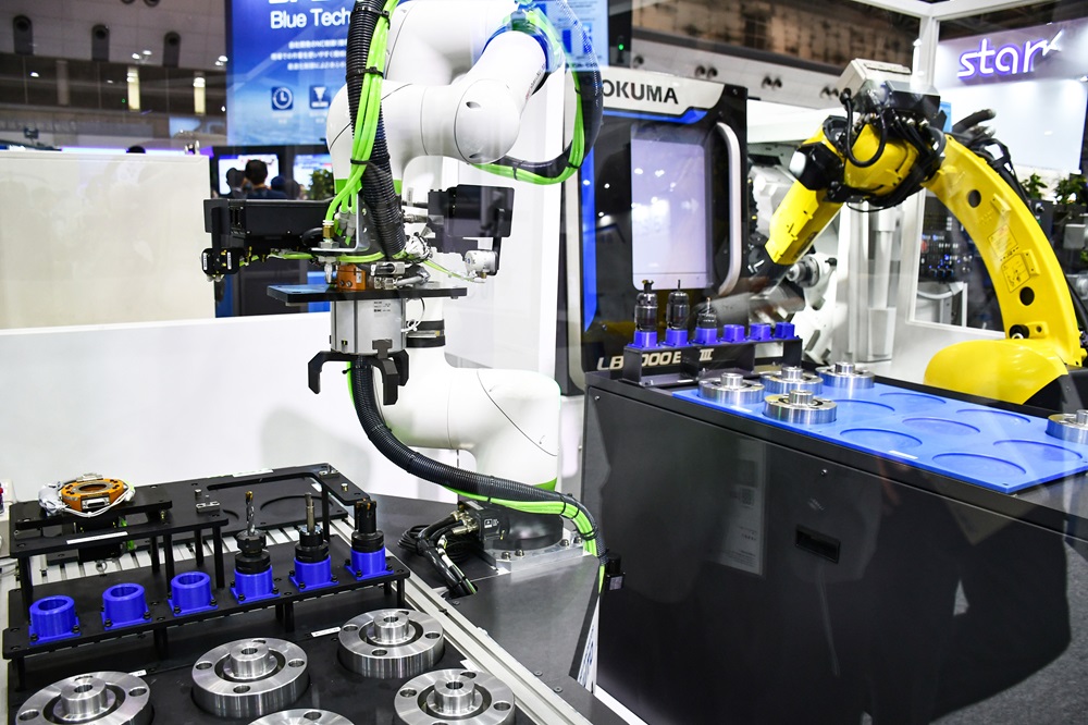 Okuma proposed automation not only for workpiece handling but also for tool changing. 