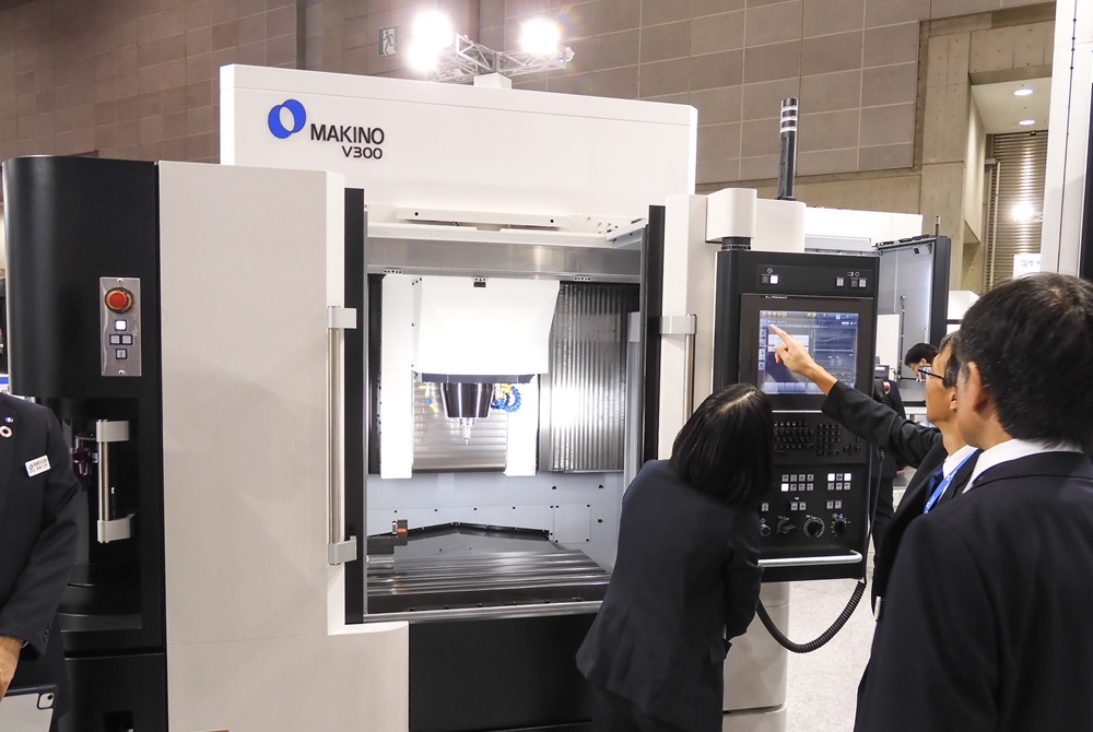 One of the highlights among Makino's new products: the "V300". 