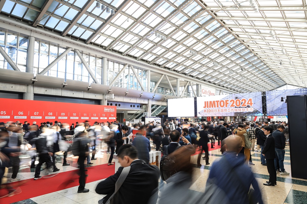 The crowd at the main entrance immediately after the opening bell created a dynamic atmosphere. 