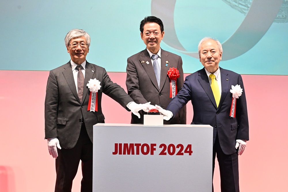 The opening ceremony was attended by Minister of Economy, Trade and Industry Yoji Muto (center), JMTBA Chairman Dr. Yoshiharu Inaba (right), and Tokyo Big Sight President Nobuhiro Maeda. 