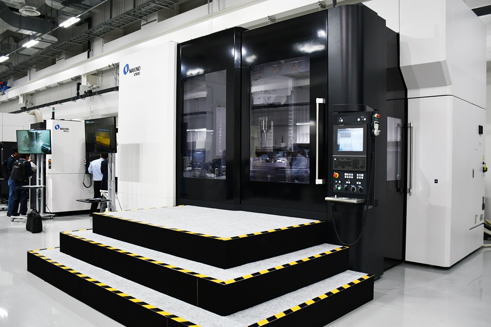 High interest in the new vertical 3-axis MC "V900". (Makino) 