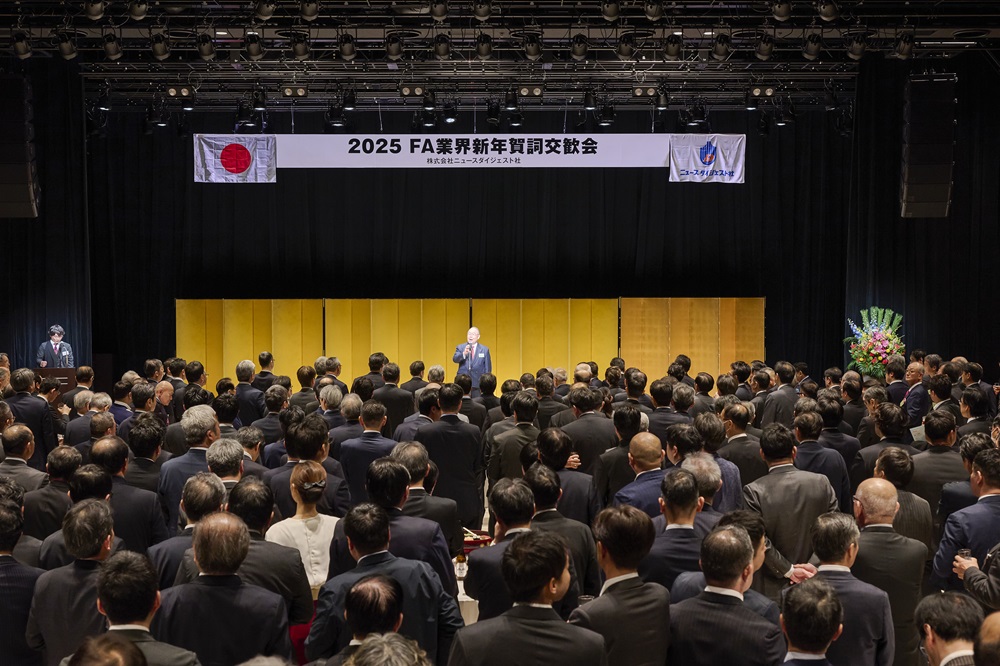 Akihiro Teramachi, Chairman and CEO of THK, delivers a speech at the networking reception. 