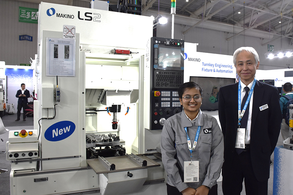 Makino introduced its new compact LS2, with executives and interns providing explanations. 