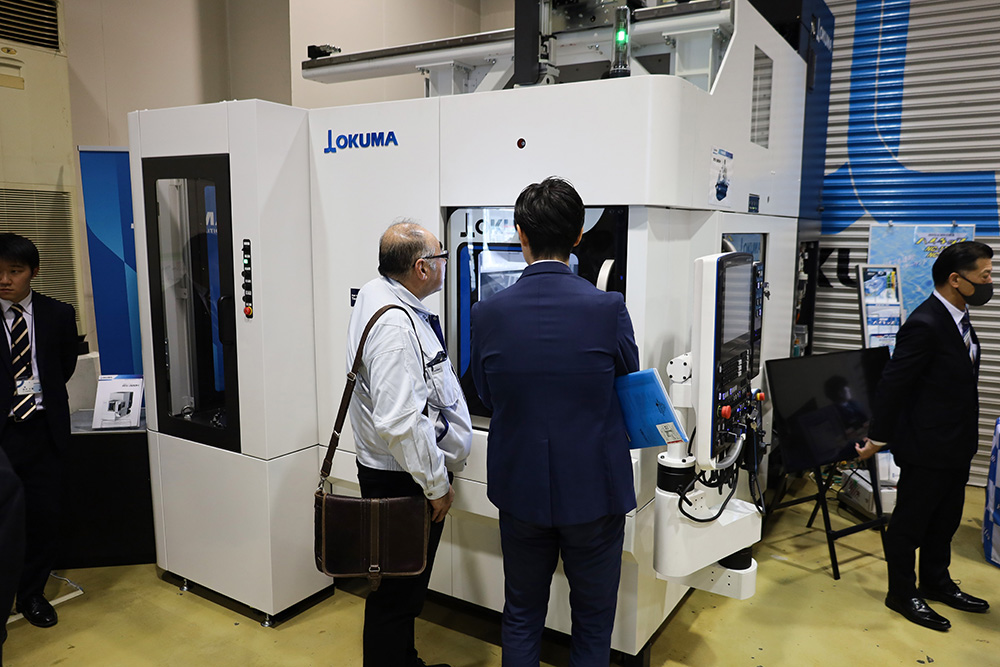 The MS-320H horizontal MC, also exhibited at JIMTOF 2024, made its Western Japan debut at Okuma's show. 