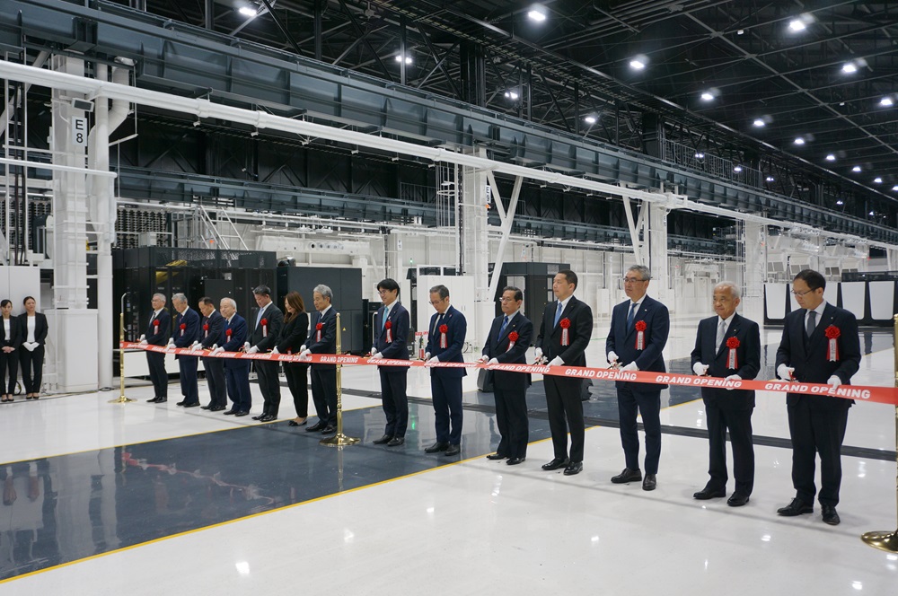 President Masahiko Mori (7th from the back right) and others cutting the ribbon at the opening ceremony 