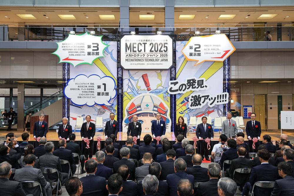 Executives from exhibiting companies attended the opening ceremony. 