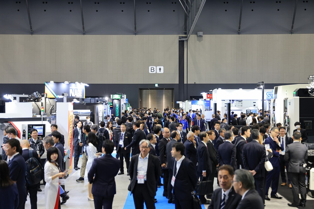 Many visitors gathered from early morning on the first day, despite the light rain. 