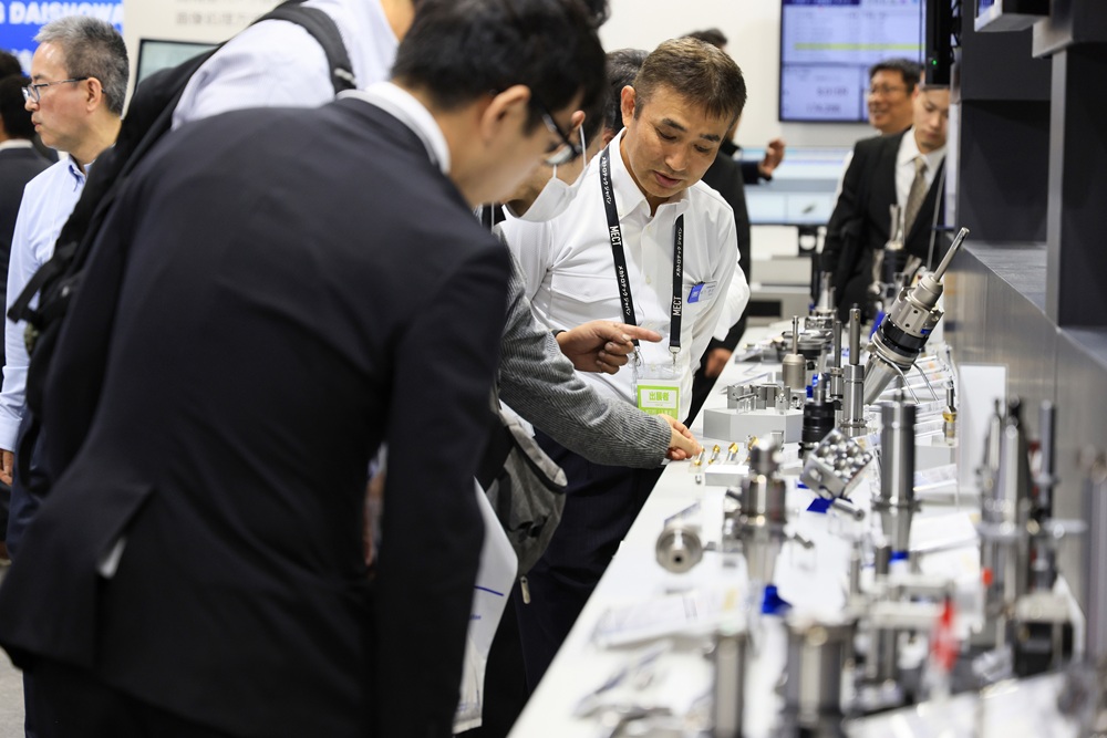 Visitors showed strong interest in the exhibited products. 