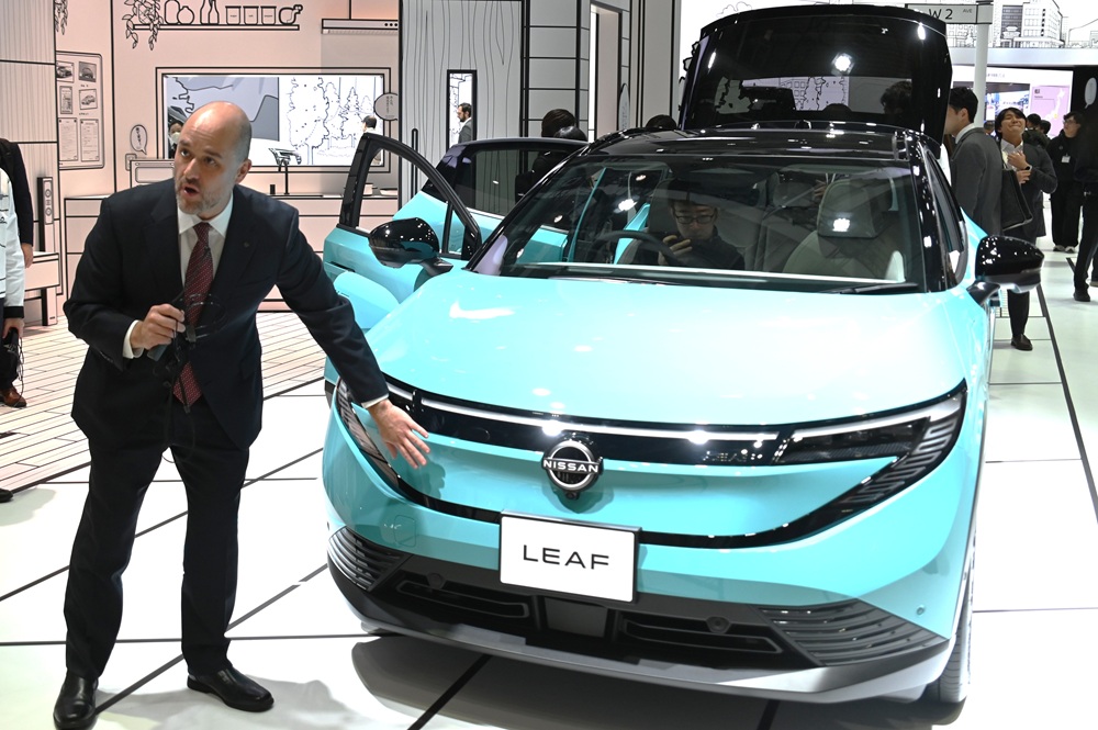 Nissan CEO Ivan Espinosa passionately explains key points of the new Leaf.