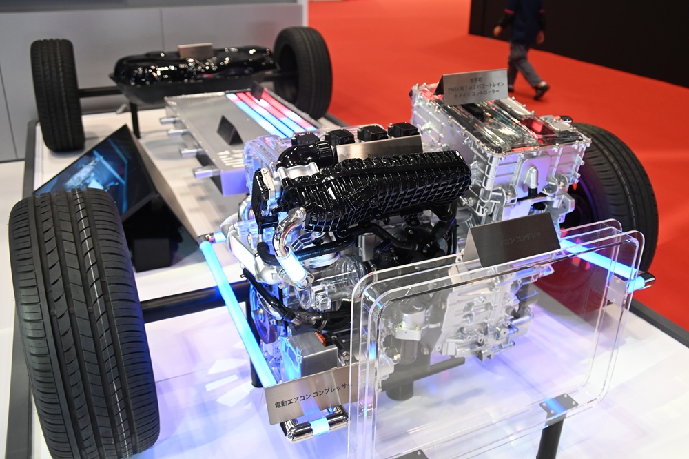 BYD showcased drivetrain and control system models for its PHEV.