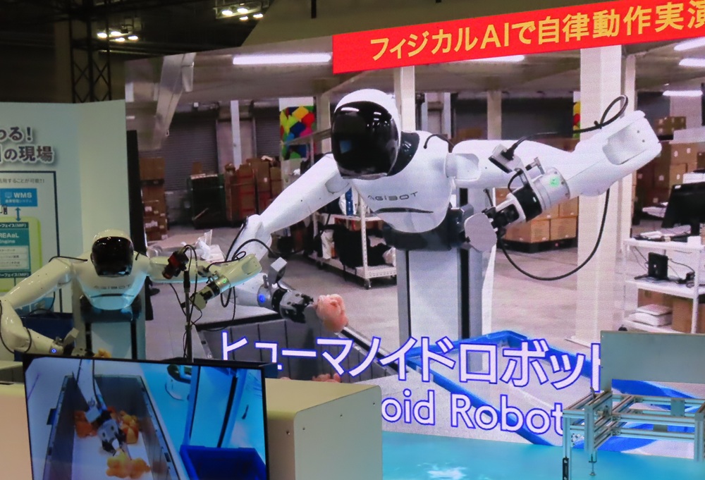 Yamazen proposed a logistics robot with a humanoid upper body 