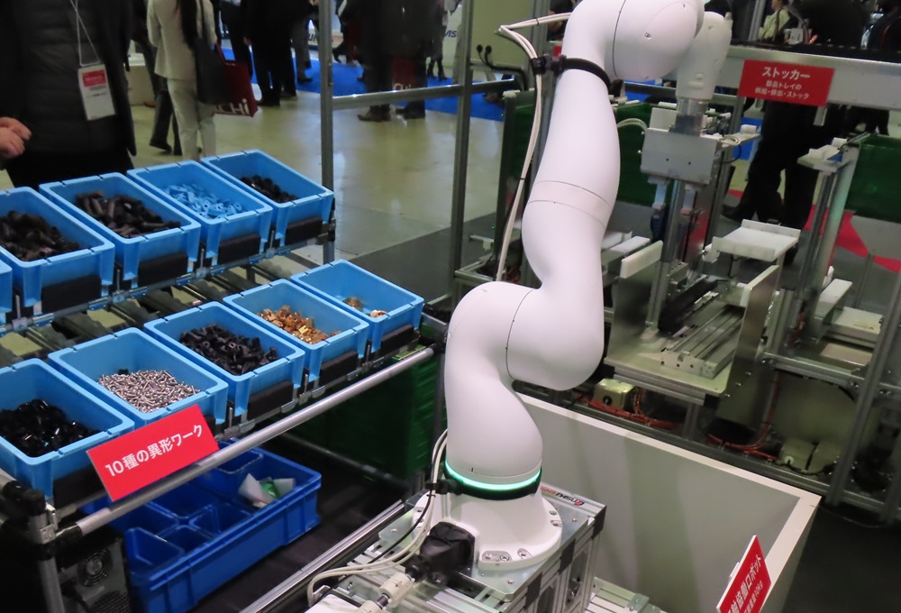 Yamaha Motor's newly developed collaborative robot on display 