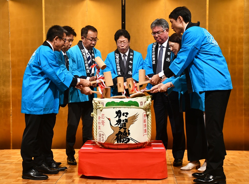 A barrel-opening ceremony celebrated the establishment of the Hokuriku Sales Office.