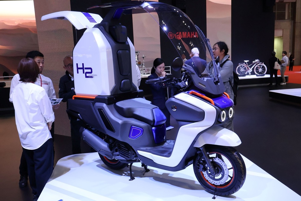 Yamaha Motor exhibited a concept motorcycle equipped with a hydrogen engine.
