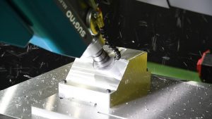 Cutting in progress with a large-diameter face milling cutter (Photo: Sugino Machine) 