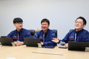 From right: Manager Tatsuhiro Ujiie of the Production Engineering Center, Masaaki Sakakibara (welding), and Kakeru Kosaka (machining) 